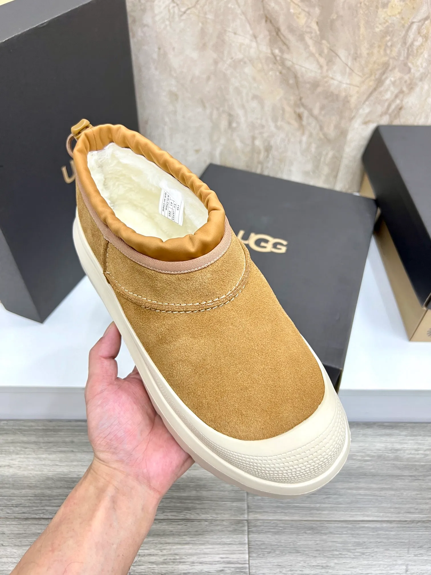 Men's men's shoes💰: 540💰couples style👫 UGG Tasman Weather Hybrid one-second snow boots👢 Wang Yibo's same 👏 classic Tasman shoe is designed with environmentally friendly waterproof and snowproof material, which is both fashionable and functional. At the same time, it is paired with the new UGG Keen furry color-blocked jacket. Bright orange and maroon collide to create a new light outdoor style and open up a new travel experience in early autumn! Using the best materials, the 17mm fur-integrated surface is warmer and more breathable, and the outsole is upgraded to a lightweight and wear-resistant light wing technology outsole! Size: Women’s size 35-40 / Men’s size 38–44 (45 customized) Official website color